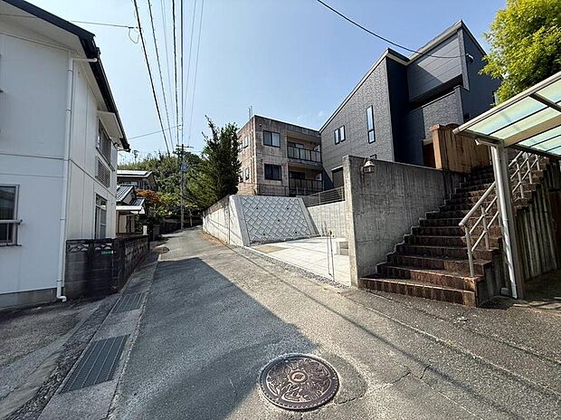 【前面道路含む現地写真】住人以外の車の進入も少なく、小さなお子様を持つご家庭にも安心です。落ち着いた住宅地内で快適な生活を実現してみませんか。