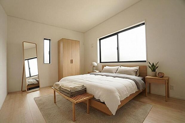 【リビング以外の居室】2号棟。家具はイメージです。机やベッドを置いても広々とした空間です^^家具を選ばないナチュラルなフローリングとシンプルなクロスです^^