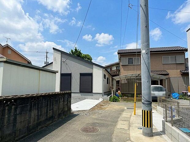 【前面道路含む現地写真】車による騒音や排気ガスの影響が比較的少なく、通行人の視線なども気にならない、静かな環境です。