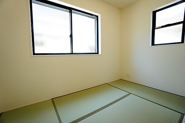 【和室】3号棟。リビングからの続き間として和室をご用意しました。普段はリビングとつなげて開放的なスペースとして、来客時には客間としてお使いいただけます。