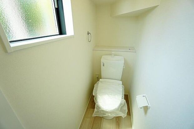 【トイレ】温水洗浄機付トイレです。節水機能もあるので、安心して使えますね。もちろん、1階2階の2ヶ所にトイレがあるので、忙しい朝にもゆとりができますね。