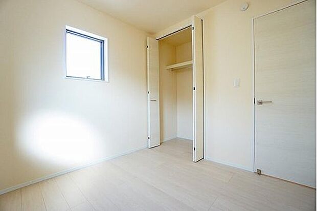 【リビング以外の居室】住む人のこだわりを活かす洋室。日当たりがよく、寝室としての利用もおすすめ。広めのクローゼットには荷物をすっきり片付けられ、ゆとりのある暮らしが出来ます^^