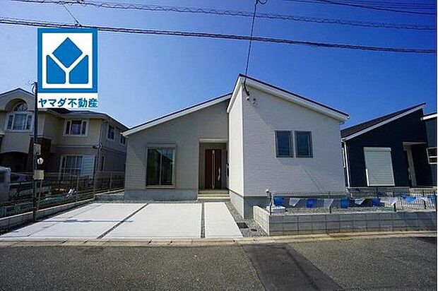 【現地外観写真】4号棟。周辺は落ち着いた住宅街^^10年間の瑕疵保証が付いた安心の新築戸建。最新の設備で気持ちの良い新生活を送りませんか。毎日のお料理やバスタイムが楽しみになりますね。
