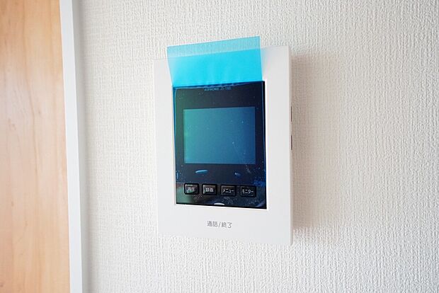 【TVモニター付きインターフォン】防犯はもちろん、セールスマン対策にもなるモニター付きインターホンです。お子さん1人での留守番時にも活躍しそうです。