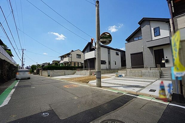 【前面道路含む現地写真】北西側約6.0m~6.1m公道。
スーパー、コンビニ、ドラッグストア⇒徒歩約13分圏内♪
ガーデンズ千早⇒車約8分/2.4km♪