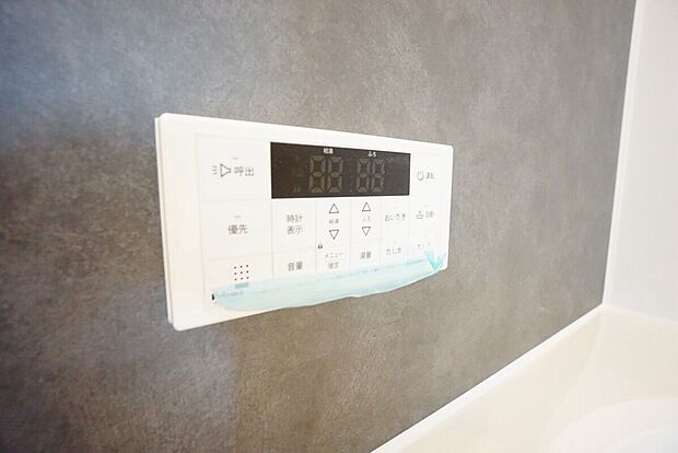 【給湯器】2号棟。湯量・湯温の設定、そして保温までワンタッチのフルオートバス。便利な追い炊き機能付きです。