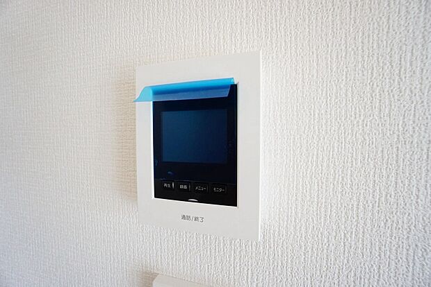 【インターホン】2号棟。防犯はもちろん、セールスマン対策にもなるモニター付きインターホンです。お子さん1人での留守番時にも活躍しそうです。