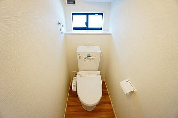 【トイレ】1号棟。温水洗浄機付トイレです。節水機能もあるので、安心して使えますね。もちろん、1階2階の2ヶ所にトイレがあるので、忙しい朝にもゆとりができますね。
