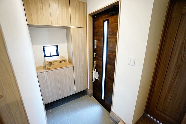 【玄関】B号棟。たっぷり収納できるシューズボックスです。家族全員の靴がきれいに整頓できます。棚の上にお花や写真を飾っても良いですね。
