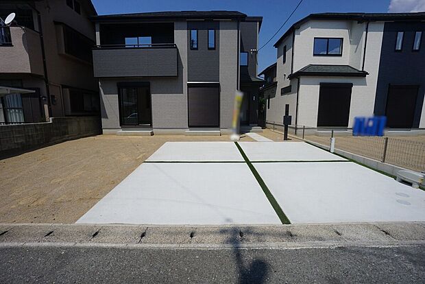 【駐車場】A号棟。4台まで並列駐車できるので、急な来客時やお子様が成人して車を所有するようになっても安心です。