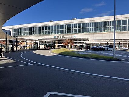 富山駅 現地から5300m。(車で14分～19分。)