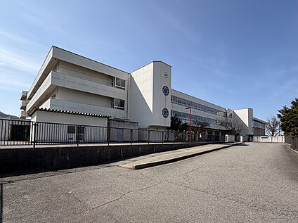 高尾台中学校 現地から1700m。(徒歩22分。(最長))