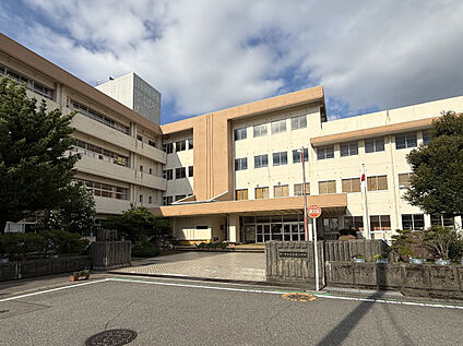御園小学校 現地から1400m。(徒歩18分。)