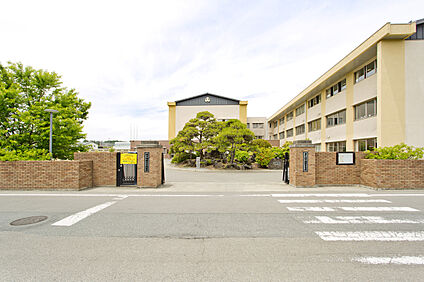河口湖南中学校組合立河口湖南中学校 現地から1710m。(徒歩22分。(最長))