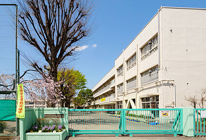 調布市立第三小学校 現地から560m～585m。(徒歩7分～8分。)