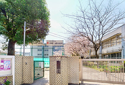 調布市立第五中学校 現地から750m～790m。(徒歩10分。(最長))