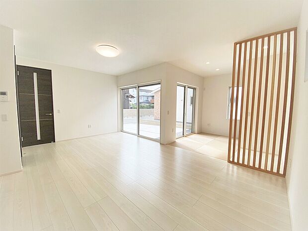 【弊社施工例：リビング】※実際の仕様とは異なります。
井田産業株式会社のサッシはＬｏｗ-Ｅペアガラスを採用。暑さ寒さを軽減し省エネ効果を高めています。