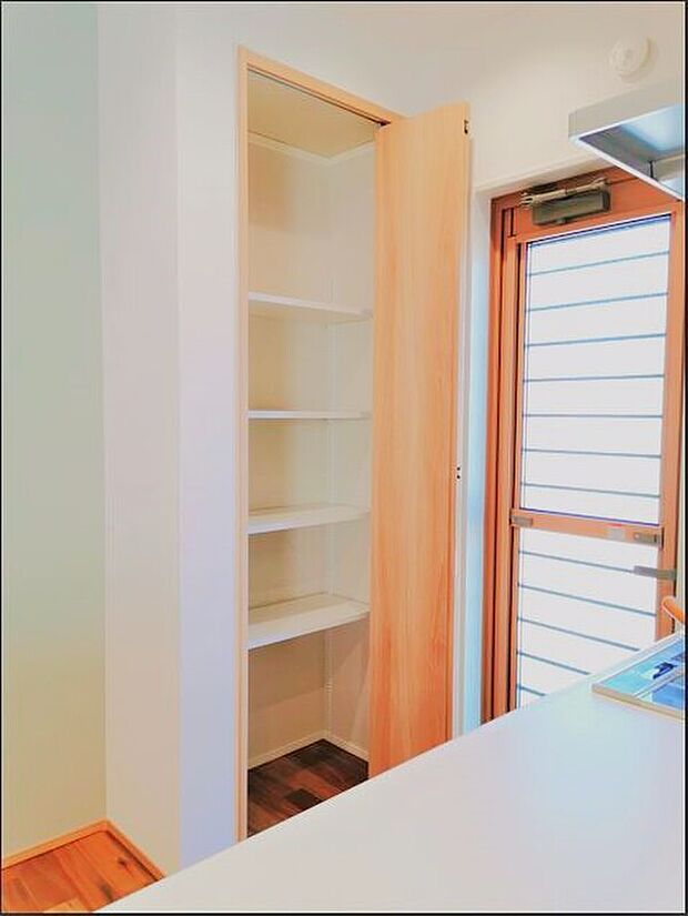 【施工例:キッチン】※実際の仕様とは異なります。
料理中でも使いたいものをサッと取り出せるパントリーは扉付きなので見た目もスッキリ。
