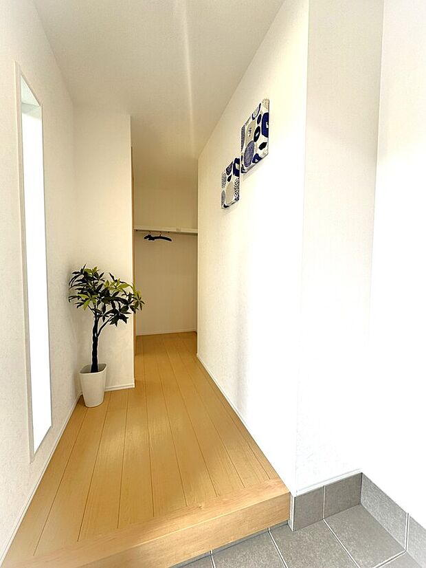 【玄関】スリット窓がアクセントになった玄関ホール。帰宅後、靴・上着・バッグなどは奥のオープンクロークに収納して室内へ。リビングの散らかりを防ぎます♪