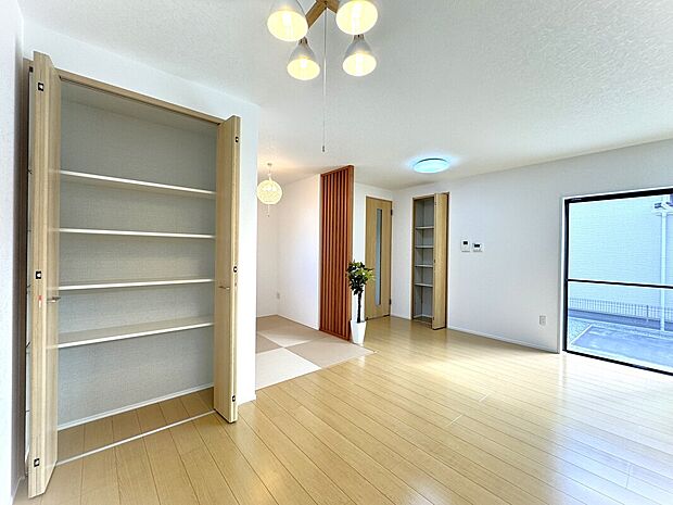 【LDK大容量収納】ダイニングにある大容量収納。リビングに散らかりがちな生活小物や書類などがきれいに収まります♪