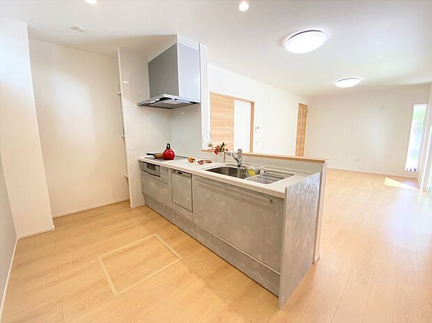 【【弊社施工例】リビング　※実際の仕様とは異なります　】カウンタータイプのシステムキッチン／ご家族との会話を楽しみながら調理できます。