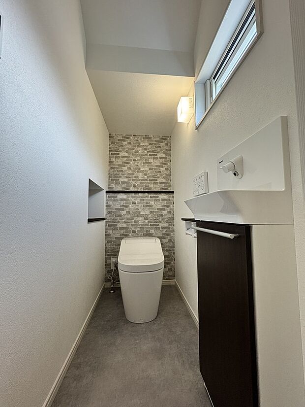 【1階トイレ】1Fトイレはスタイリッシュなタンクレストイレ。