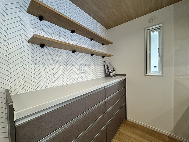 【キッチン背面収納】キッチン背面には、カウンタータイプの収納と飾り棚があります。