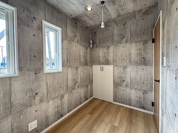 【書斎・フリールーム】1階にある3帖のフリールーム。書斎としてはもちろん、室内干しスペースとしても使えるようになっています。