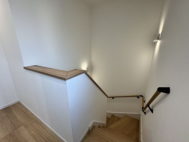 【階段ホール】緩やかな廻り階段です。