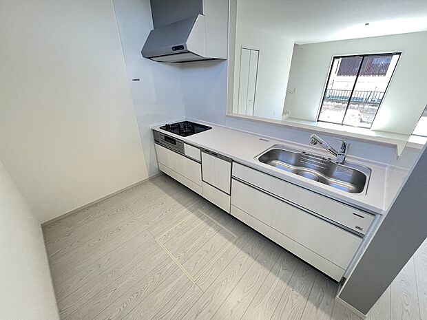 食洗機・浄水器付きの扱いやすいシステムキッチン!リビングを一望できます