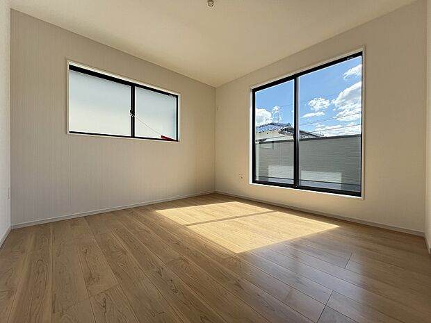 洋室8.1帖　ウォークインクローゼット、バルコニー付の広めの居室