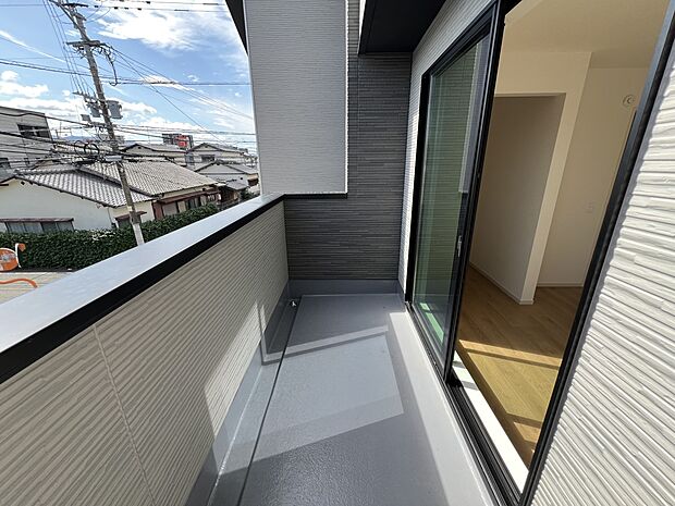洋室8.1帖から出入り可能なバルコニー