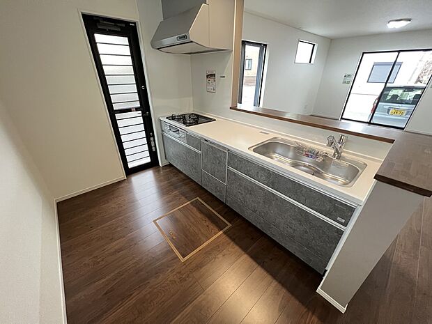 勝手口付きのカウンターキッチンは便利な食洗機も付いており家事もスムーズに出来そうです