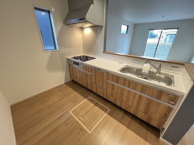 リビングを一望できる対面式システムキッチン(1号棟)