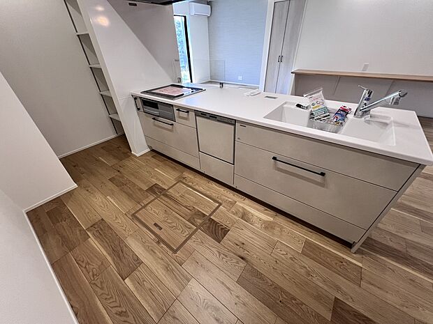 リビングを一望できる対面式システムキッチン(3号棟)