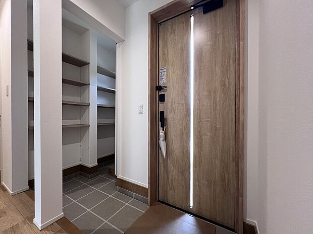 シューズインクローク付きの玄関(3号棟)