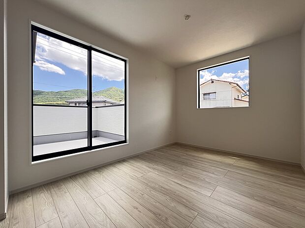 洋室7.5帖　バルコニー付きの広めのお部屋！ご夫婦の寝室にどうぞ