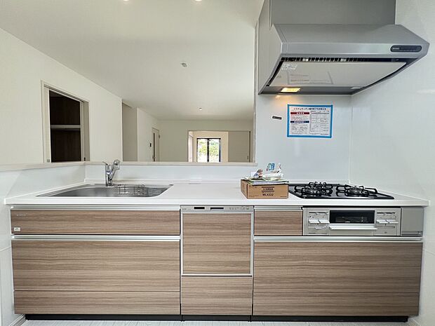 リビングを一望できる対面式システムキッチン 食洗機・浄水器付き(1号棟)