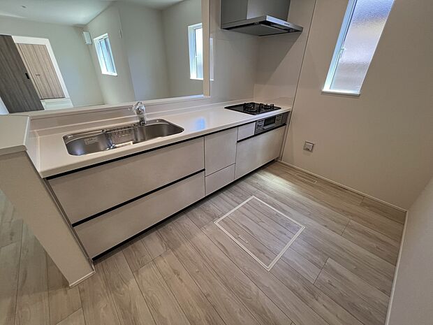 リビングを一望できる対面式システムキッチン(3号棟)