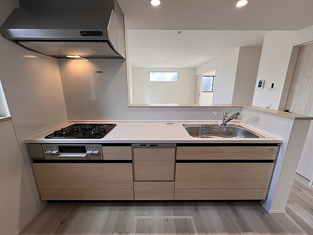 リビングを一望できる対面式システムキッチン 食洗機・浄水器付き