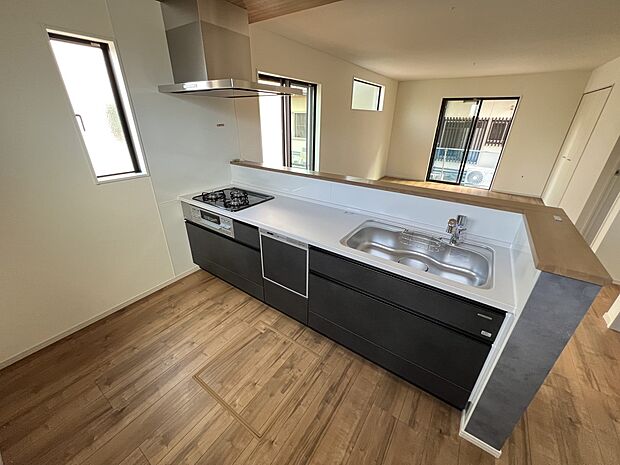 リビングを一望できる対面式システムキッチン(2号棟)