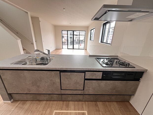 リビングを一望できる対面式システムキッチン(1号棟)