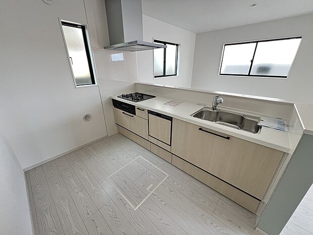 扱いやすいシステムキッチンで毎日のお料理もはかどります(2号棟同仕様)