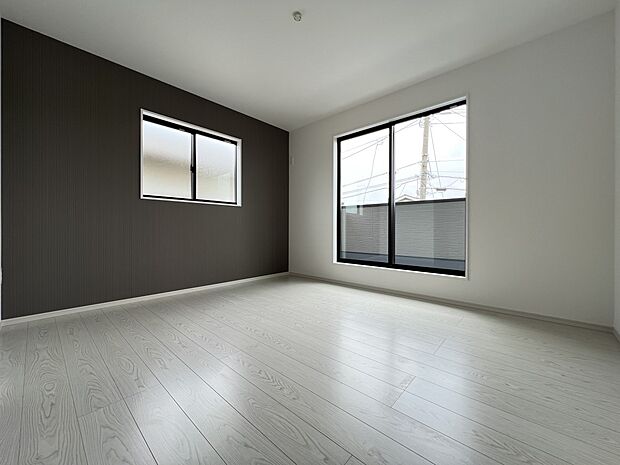 洋室9.4帖 2面採光の明るい居室です バルコニー付の居室(1号棟同仕様)