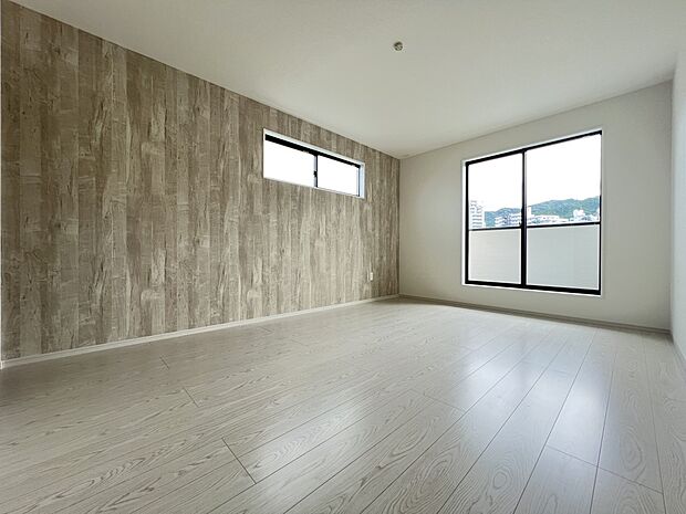 アクセントクロスがお洒落な洋室8.7帖　W.I.C、書庫、バルコニー付きの広めのお部屋(3号棟)