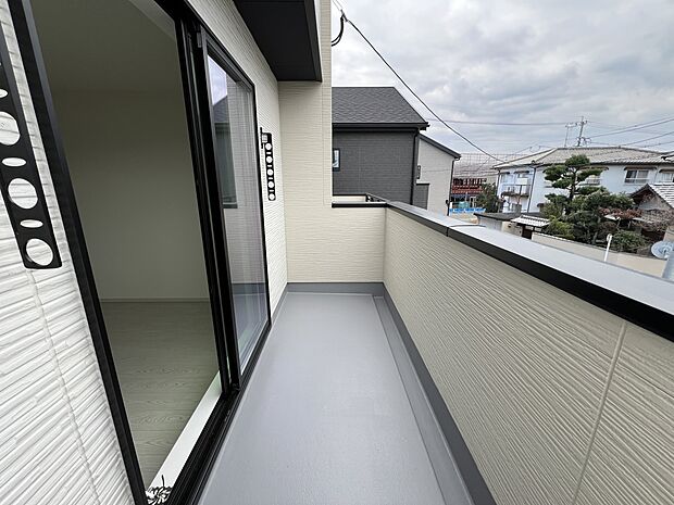 洋室8帖から出入り可能なバルコニー（1号棟）