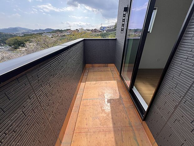 洋室6.75帖から出入り可能なバルコニー(2号棟)