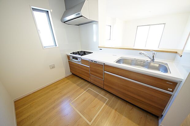 リビングを一望できる対面式システムキッチン(2号棟同仕様)