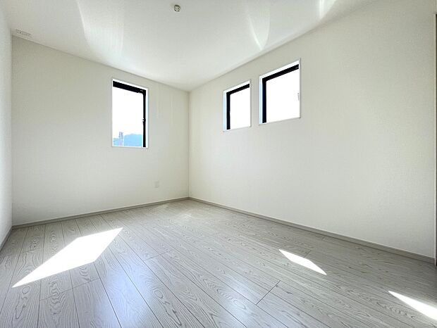 2階には洋室を4部屋ご用意いたします(同仕様)