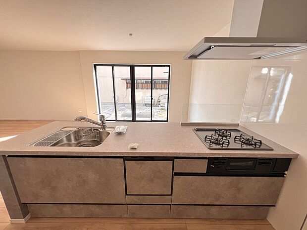 食洗機・浄水器付きの扱いやすいシステムキッチン!リビングを一望できる対面式です